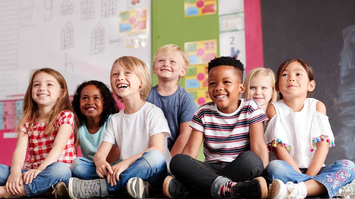 Niños sentados en un salón de clases