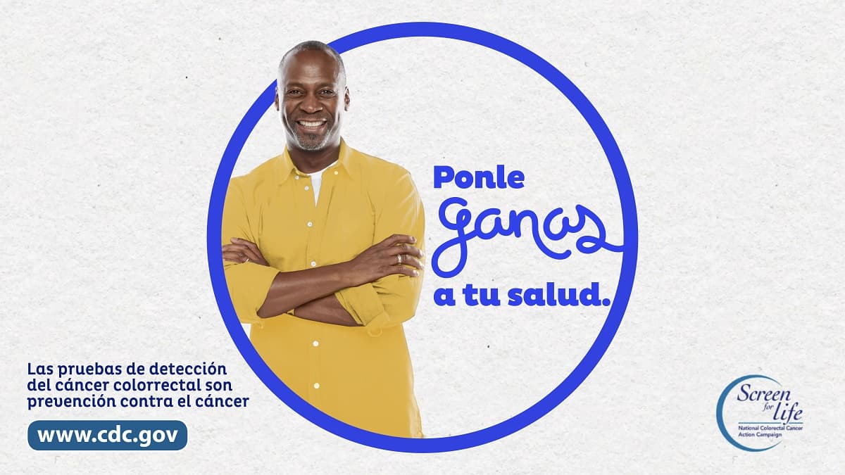 Un hombre que está de pie al lado de la frase "Ponle ganas a tu salud." Las pruebas de detección del cáncer colorrectal son prevención contra el cáncer. www.cdc.gov. Screen for Life.