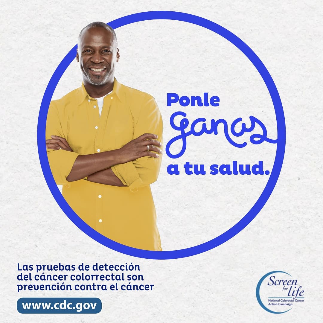 Un hombre que está de pie al lado de la frase "Ponle ganas a tu salud." Las pruebas de detección del cáncer colorrectal son prevención contra el cáncer. www.cdc.gov. Screen for Life.