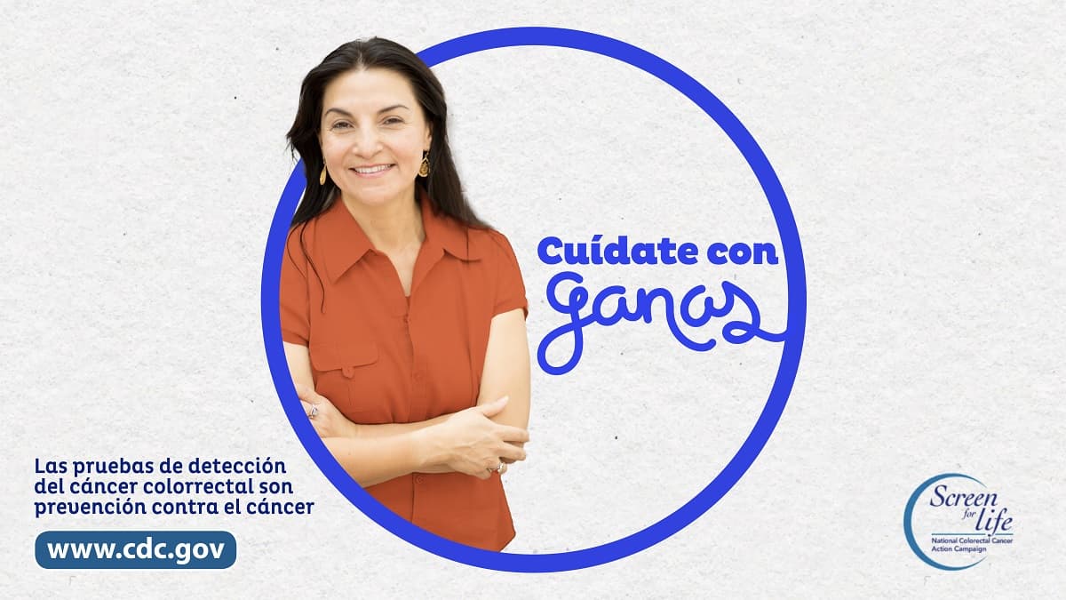 Una mujer que está de pie al lado de la frase "Cuídate con ganas." Las pruebas de detección del cáncer colorrectal son prevención contra el cáncer. www.cdc.gov. Screen for Life.
