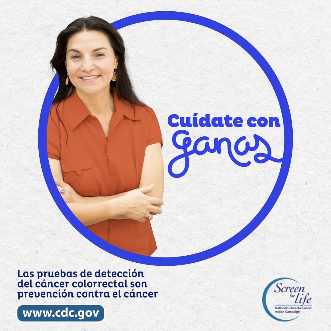Una mujer que está de pie al lado de la frase "Cuídate con ganas." Las pruebas de detección del cáncer colorrectal son prevención contra el cáncer. www.cdc.gov. Screen for Life.