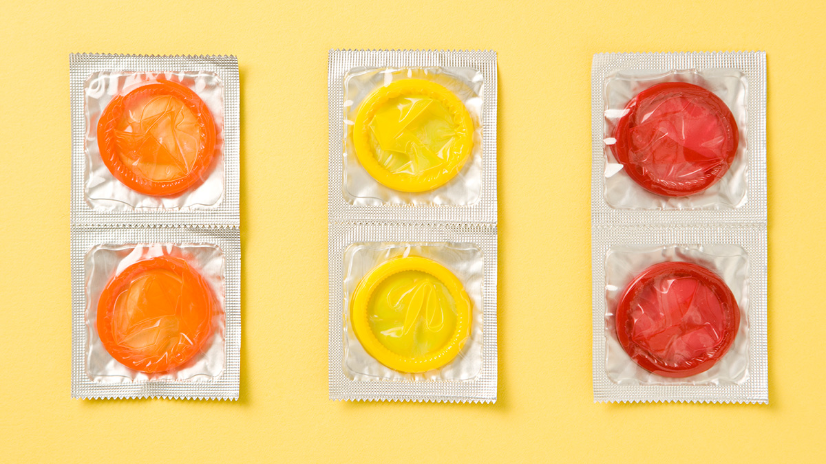 Male External Condoms Múltiples condones de color naranja, amarillo y rojo.