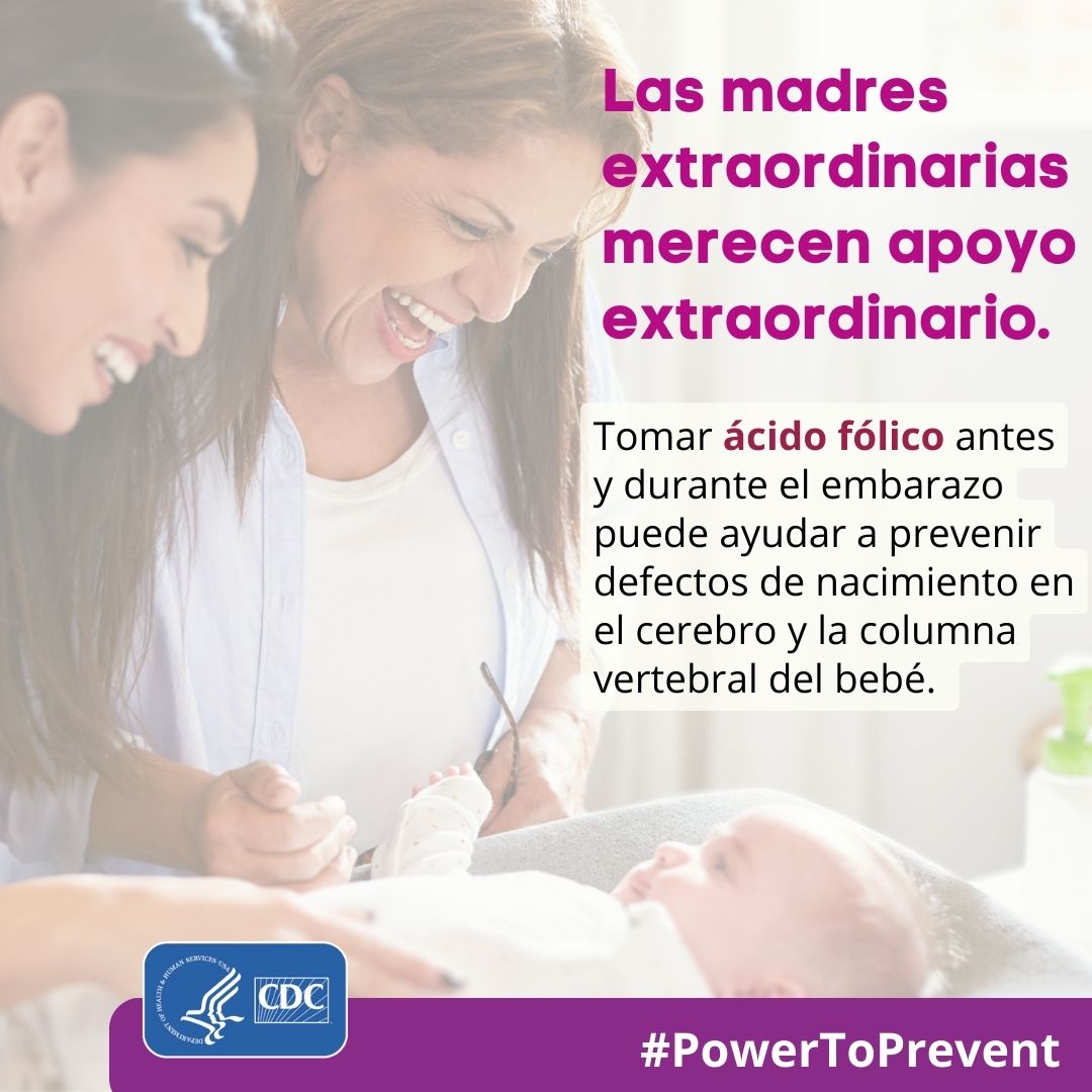 Madre y abuela jugando con el bebé en la mesa para cambiar pañales.
