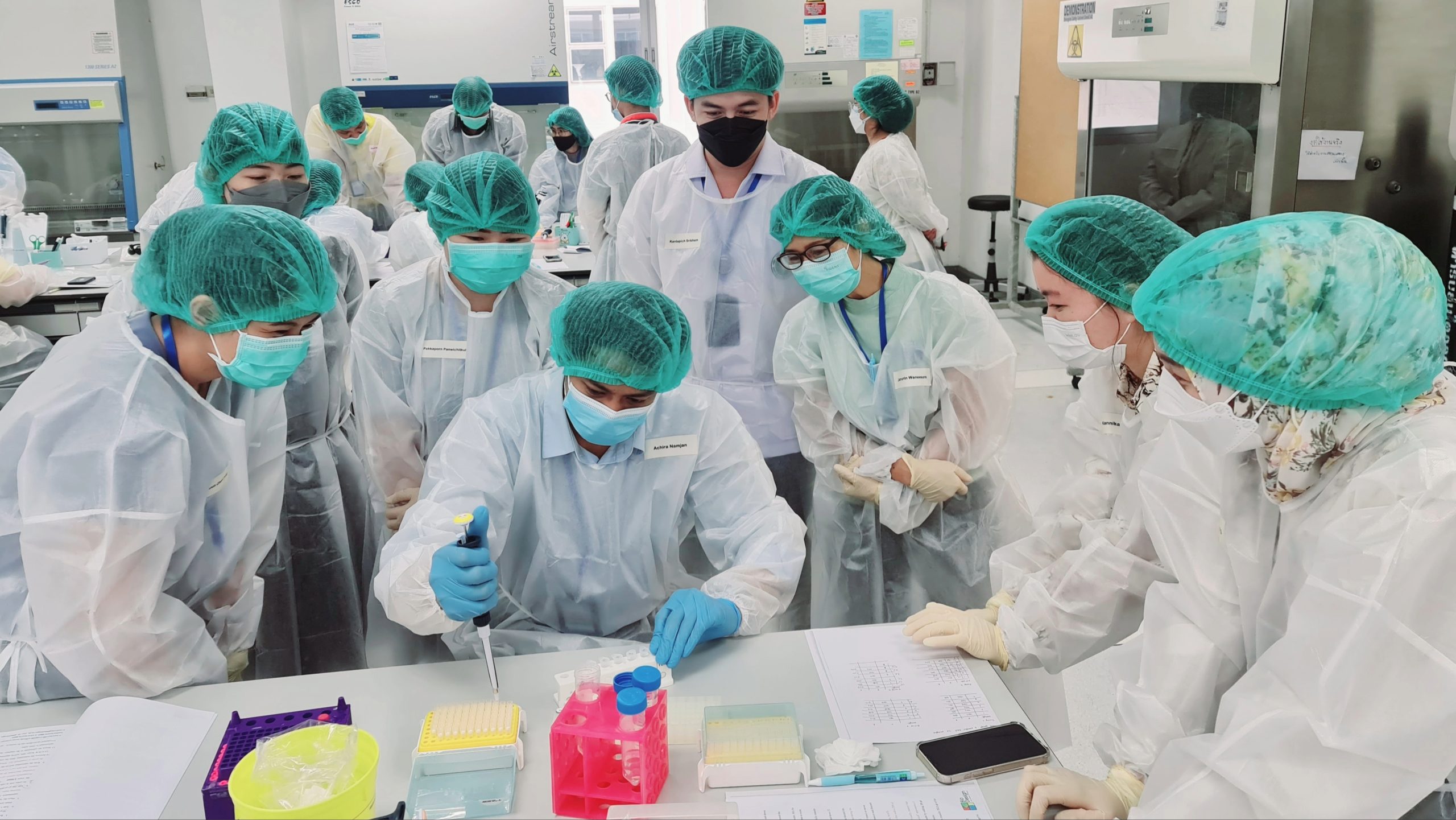Laboratory_Featured Students participate in DNA sequencing training in a lab