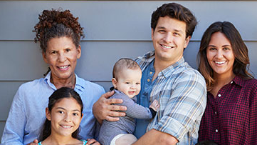 Una madre y un padre con sus dos hijos y una abuela