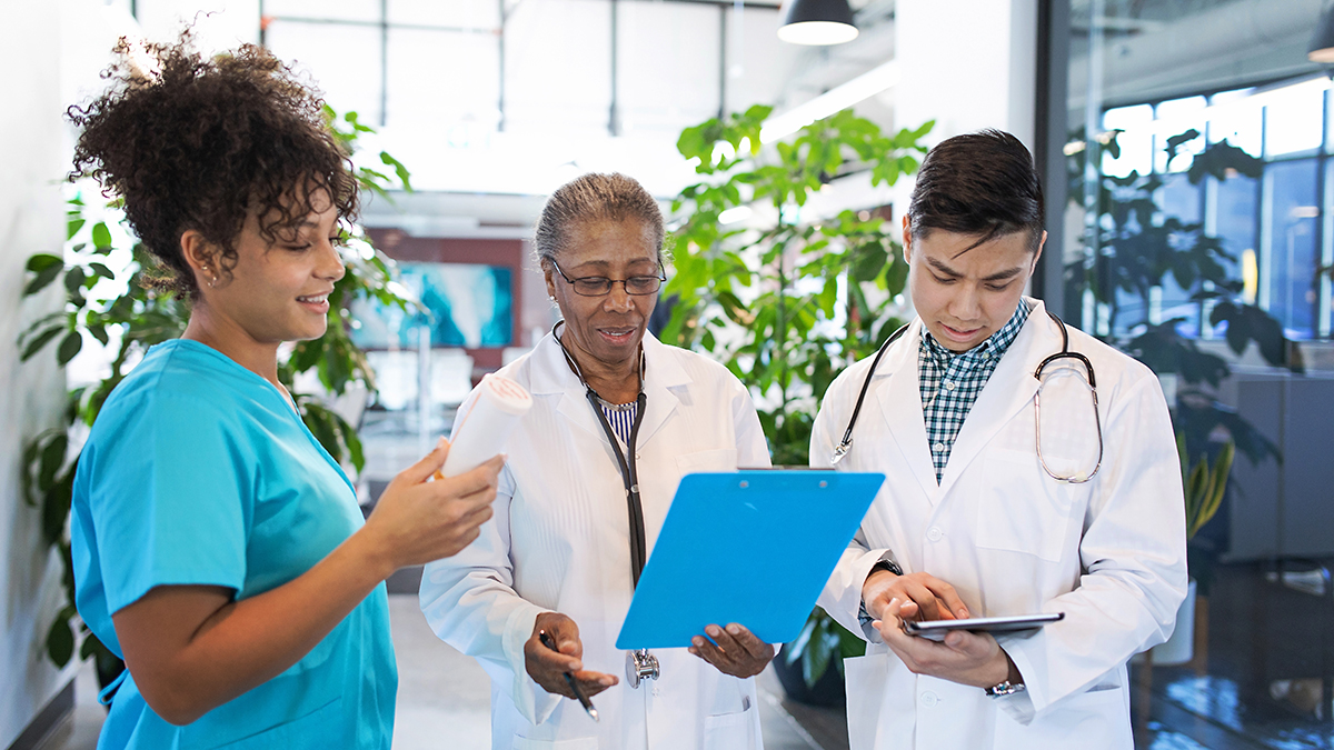 Viral Hepatitis Guide for Investigating Outbreaks in Healthcare Settings Thumbnail A group of doctors looking at charts on a blue clipboard