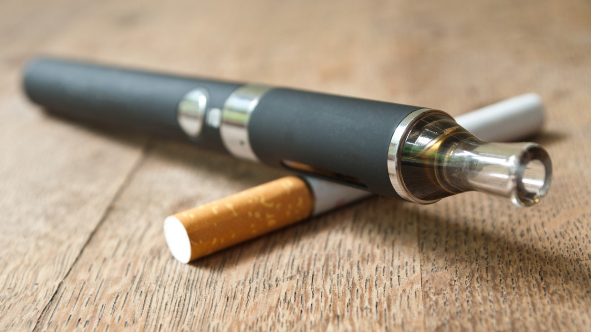 Vape Cigarette un vape y un cigarrillo