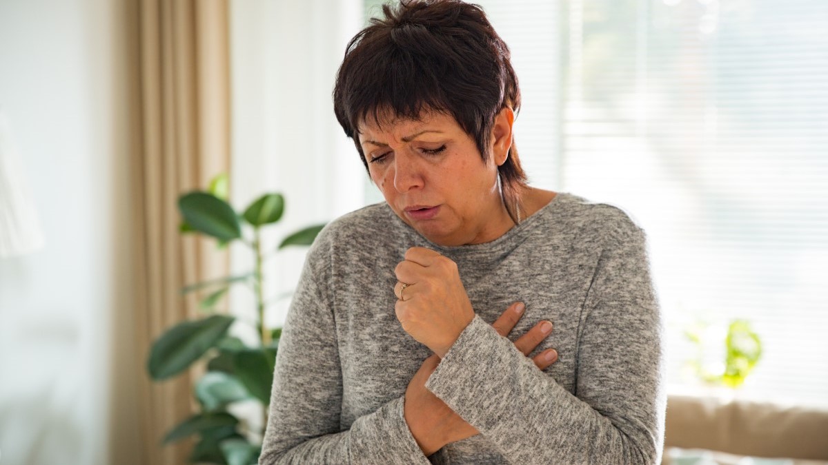 Woman Coughing Foto de una mujer tosiendo