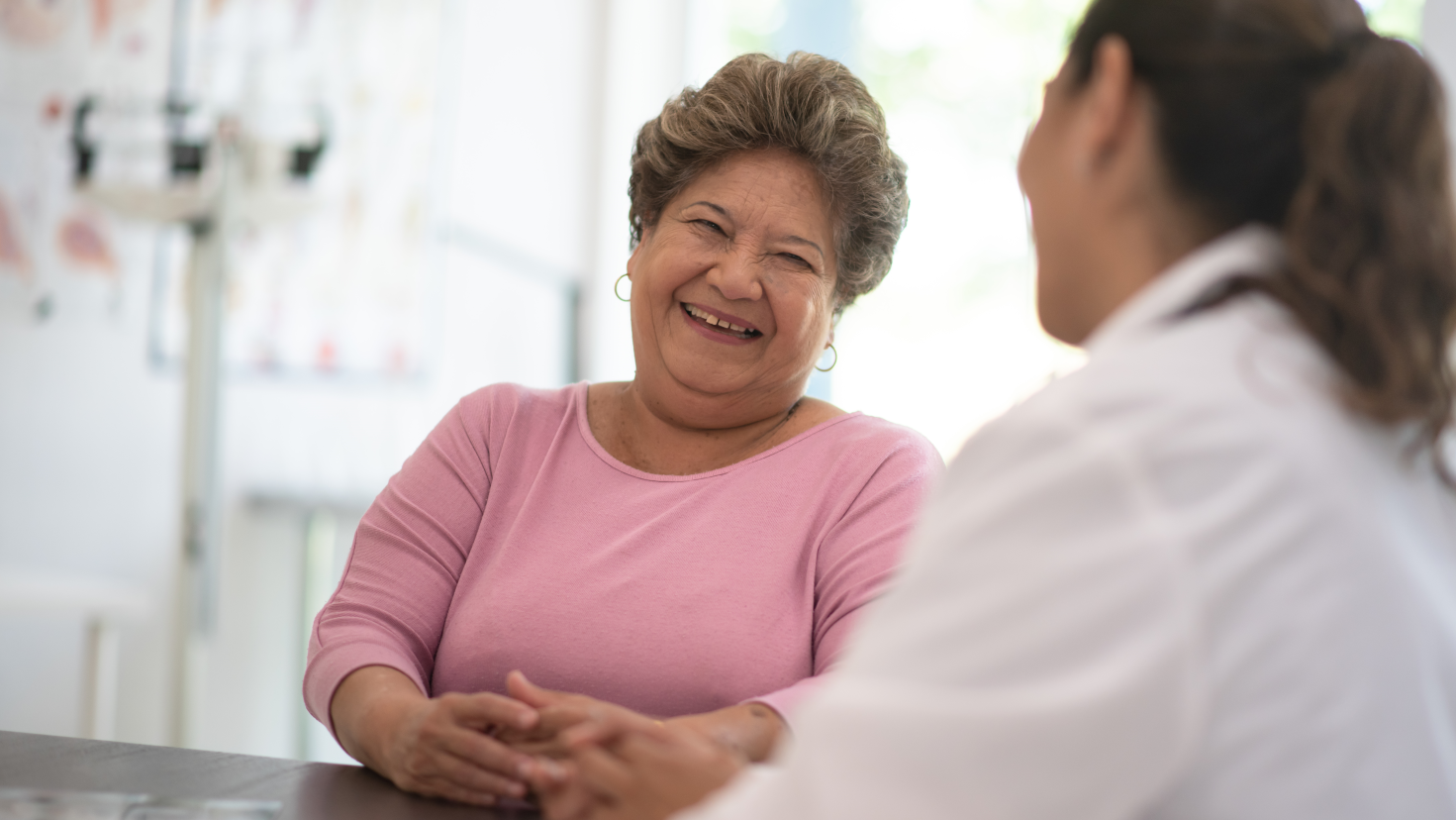 About Us DCPC Una paciente de mediana edad hablando con su médico