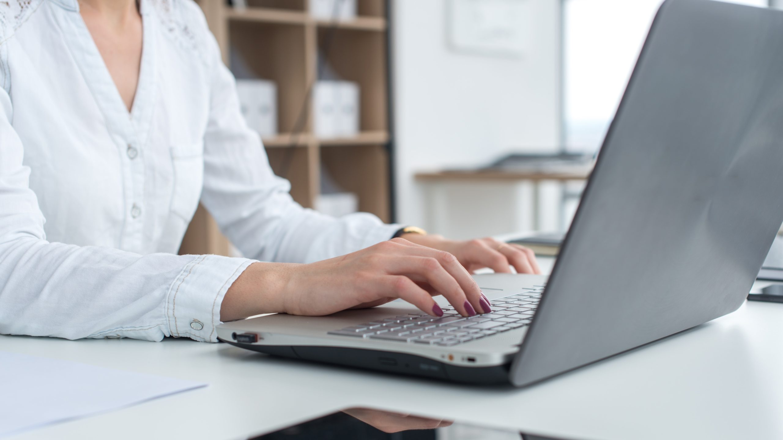 — title missing — Female researcher assessing data using a computer.