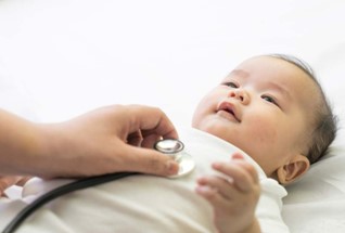Médico examinando a un bebé.