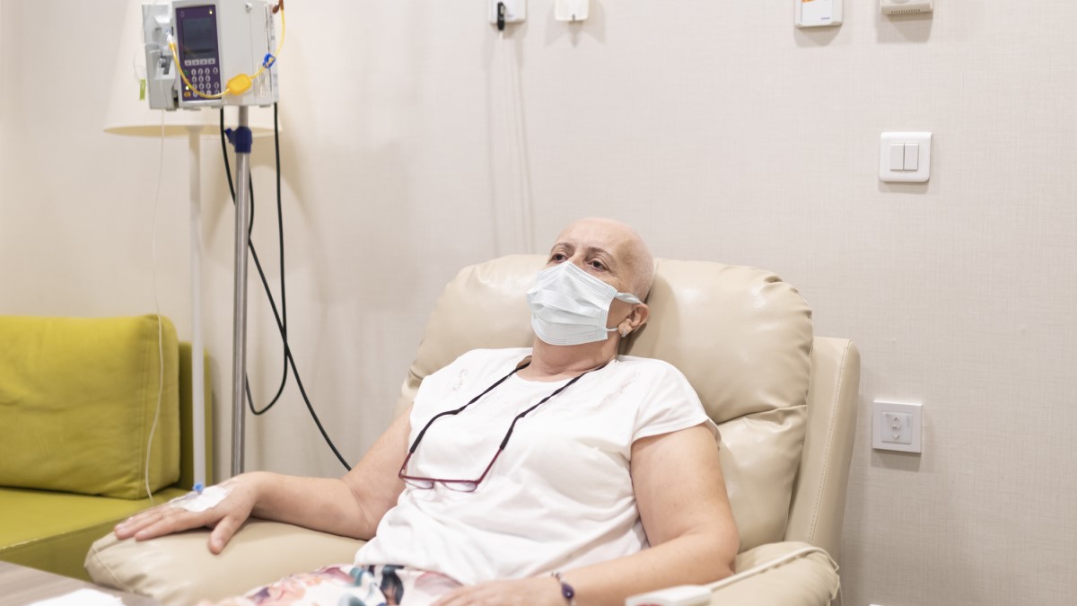 Woman Chemo una mujer recibiendo quimioterapia