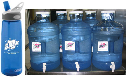 La primera fotografa muestra una de las botellas de agua reutilizables que fueron distribuidas a todos los estudiantes y el personal. La segunda fotografa muestra los dispensadores de agua de 5 galones que se llenaban con agua corriente fra y filtrada.