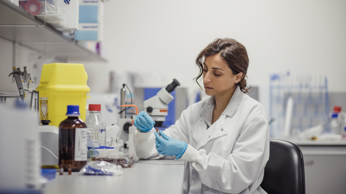 A female researcher works in a laboratory.
