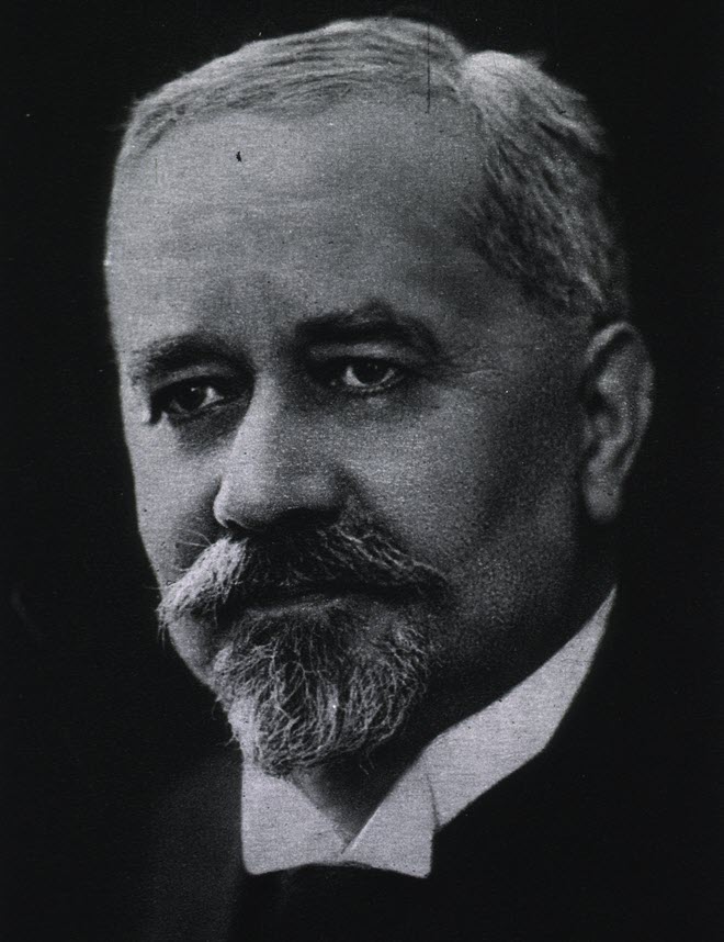 Black and white portrait of Albert Calmette